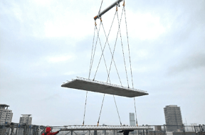 工業化（PC化）の推進 スラブ揚重状況